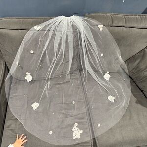 OLEG CASSINI
Floral Embroidered short 1 tear Veil